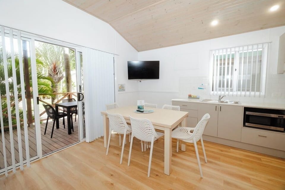 Garden Villa | Private kitchenette | Microwave, toaster
