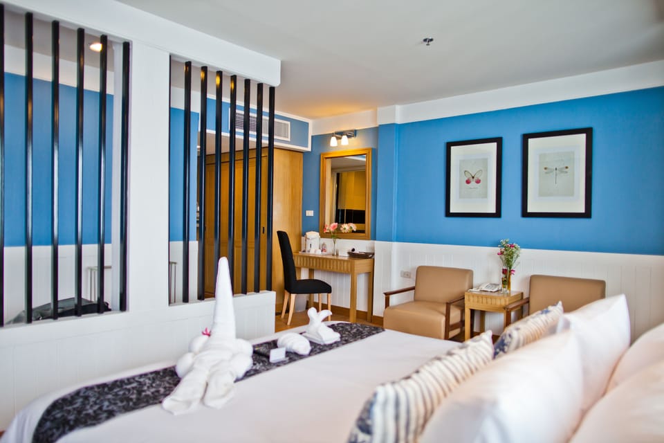 Family Room | Minibar, in-room safe, soundproofing, free cribs/infant beds