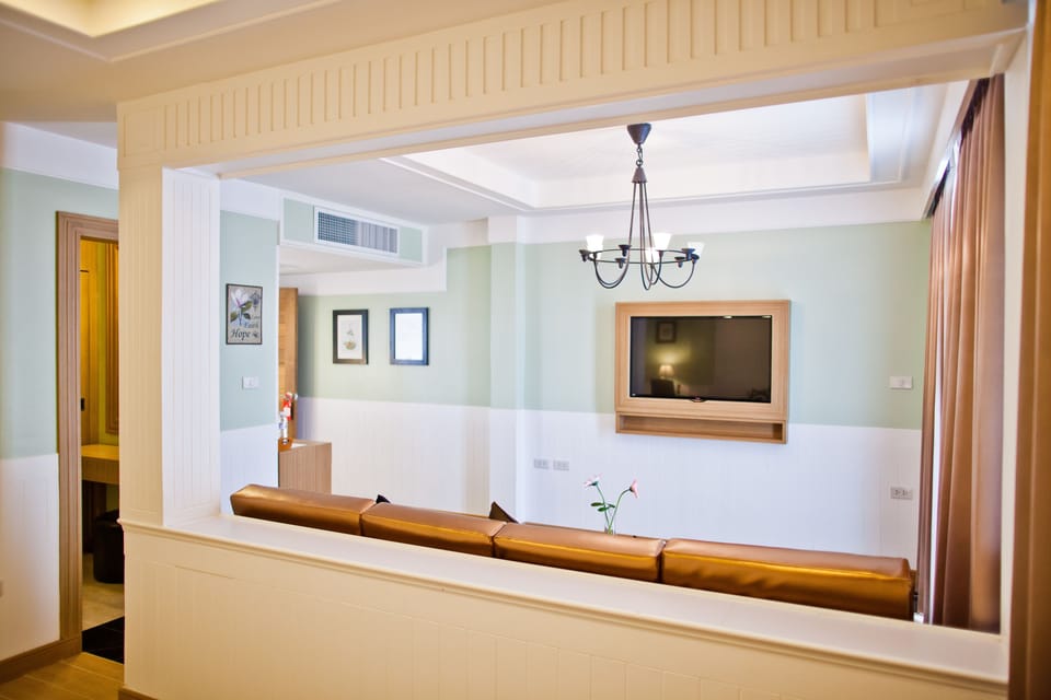 Junior Suite | Living area | 32-inch flat-screen TV with cable channels, TV