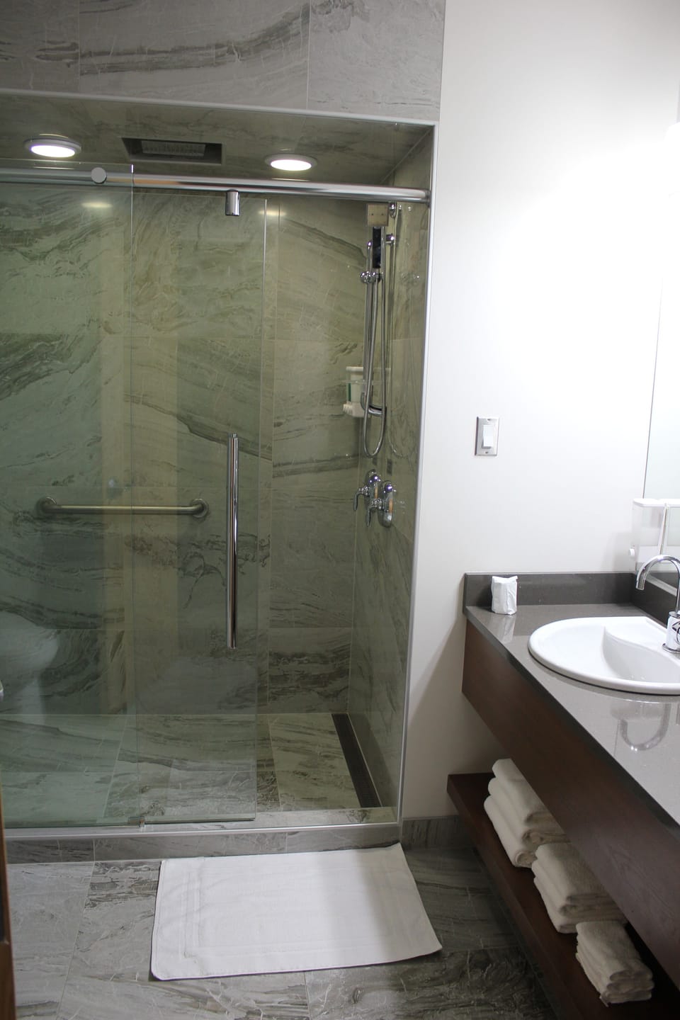 Urban Suite, 1 King and 1 murphy bed | Bathroom | Combined shower/tub, free toiletries, hair dryer, towels