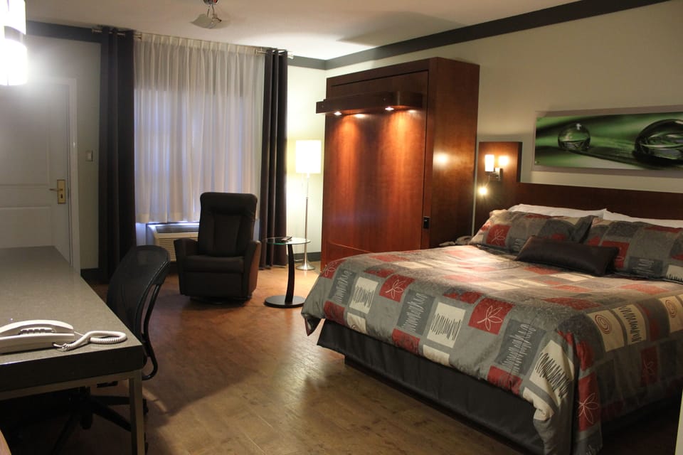 Urbain Room, 1 King and 1 Murphy bed, Non-smoking | Premium bedding, in-room safe, desk, laptop workspace