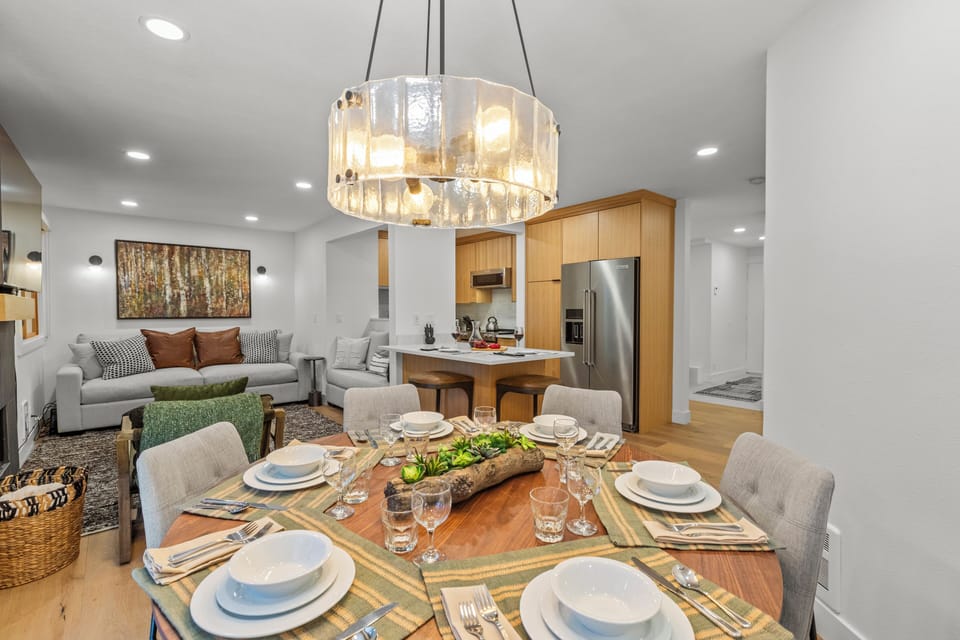 Snow Flower 44's dining area with wooden round table and seating for 6 guests.