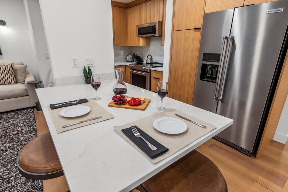 The breakfast bar with seating for 2.