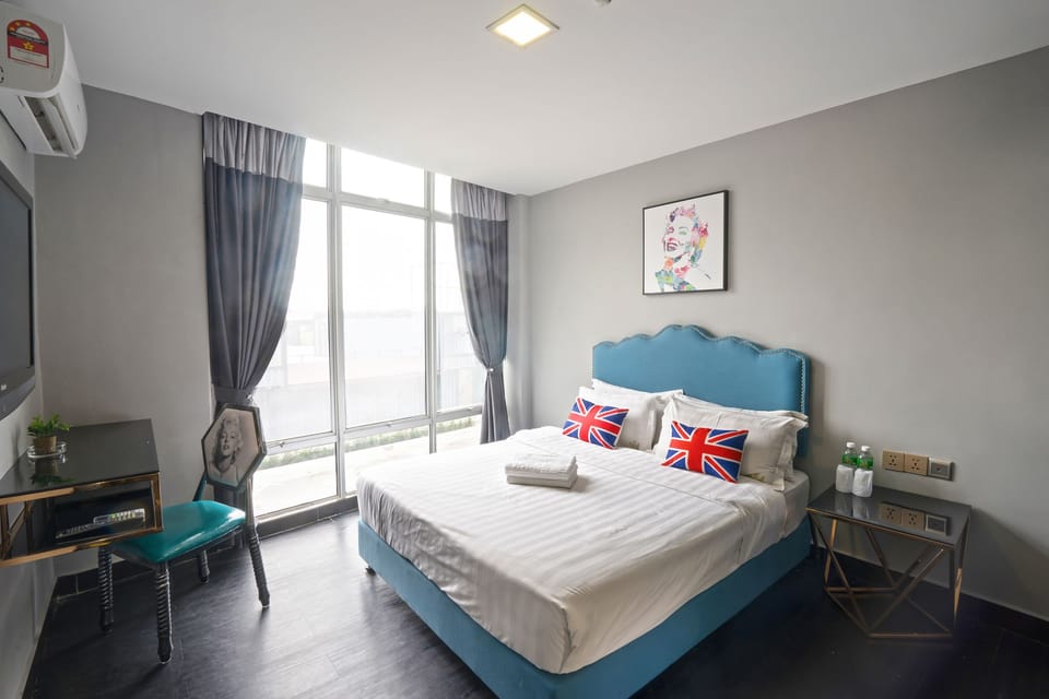Deluxe Queen | Iron/ironing board, free WiFi