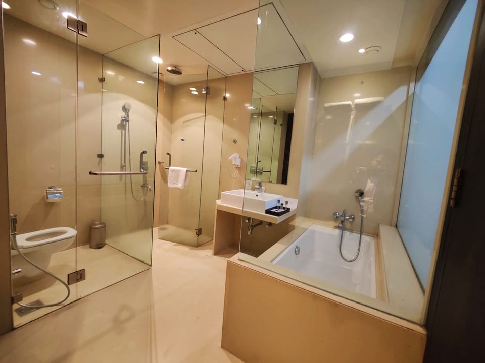 Grand Suite | Bathroom | Free toiletries, hair dryer, bathrobes, slippers