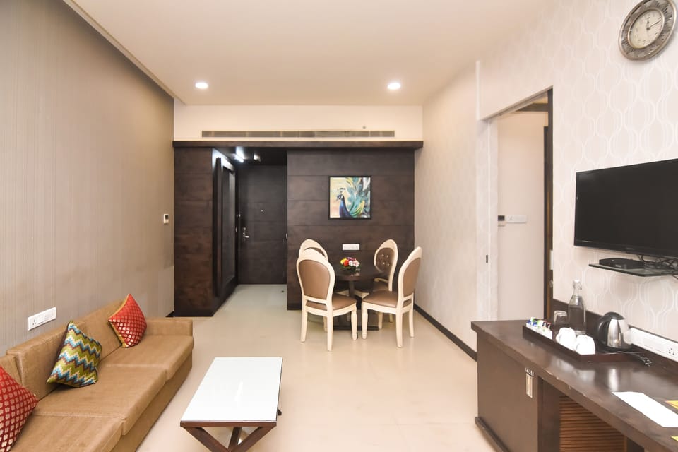 Grand Suite | In-room safe, desk, blackout drapes, iron/ironing board