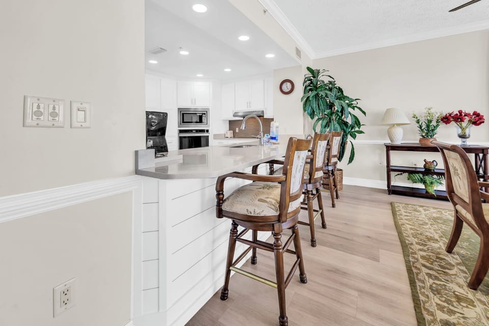 Eat-in kitchen bar seating