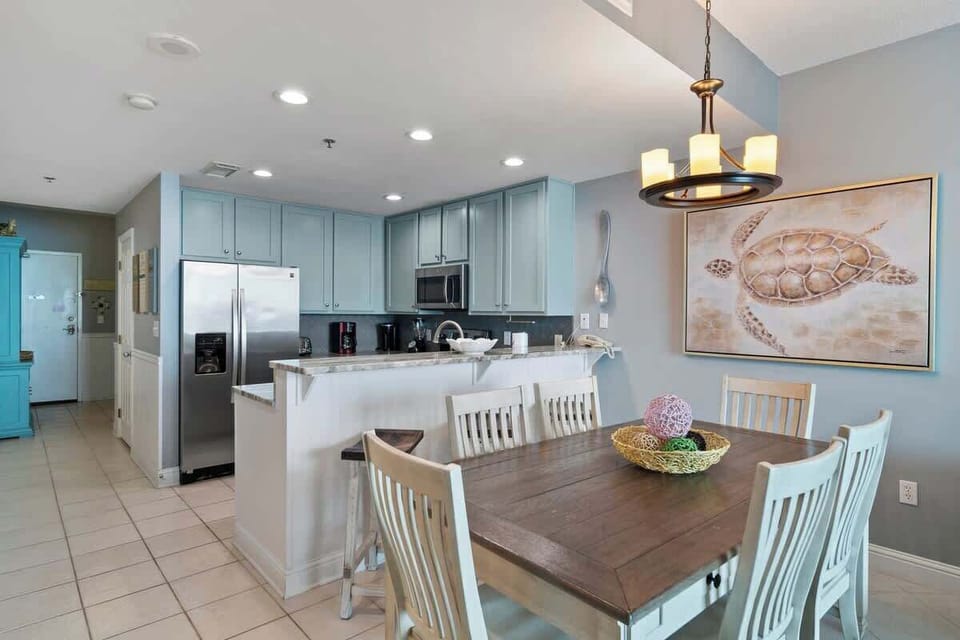 Dining area and breakfast bar