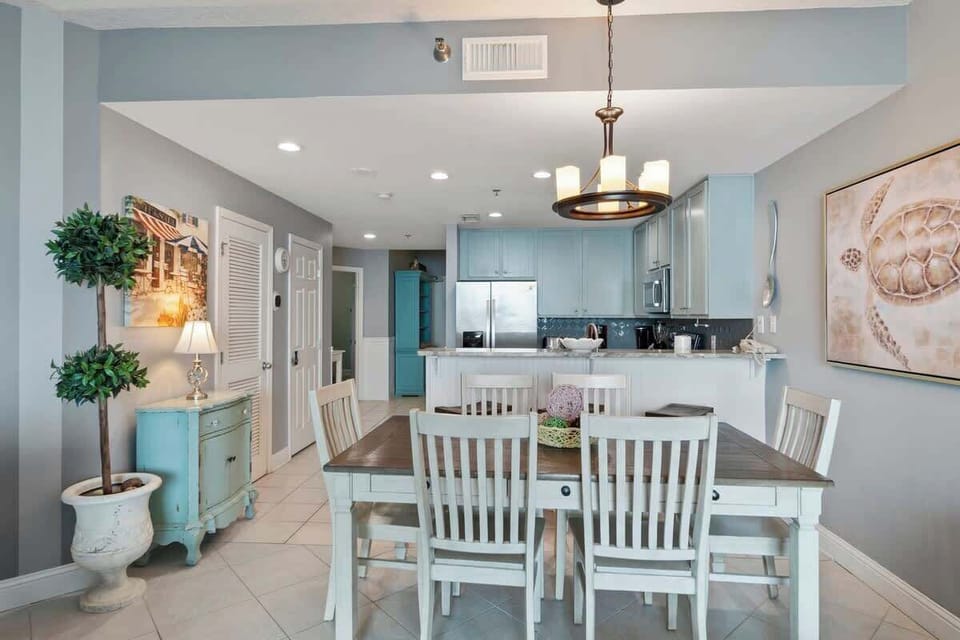Dining area with seating for 6