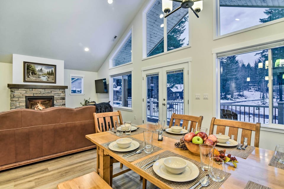 Dining Area | Dishware/Flatware