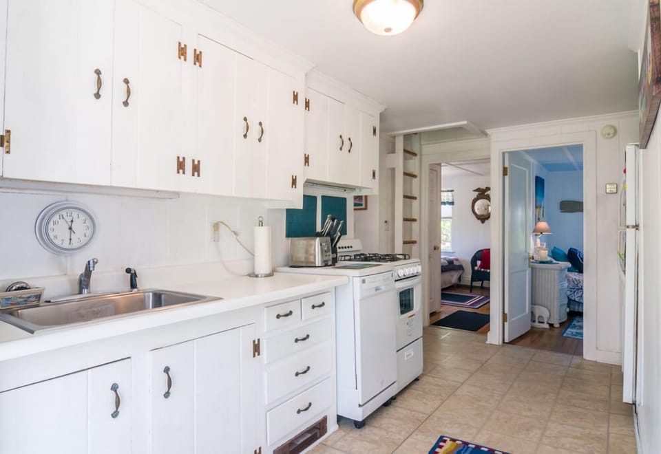 Kitchen - 219 North Shore Boulevard - Beach Life