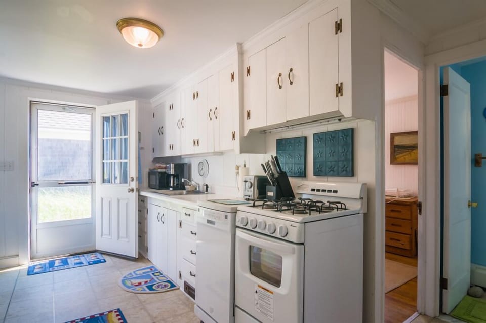 Entry way into kitchen - 219 North Shore Boulevard - Beach Life