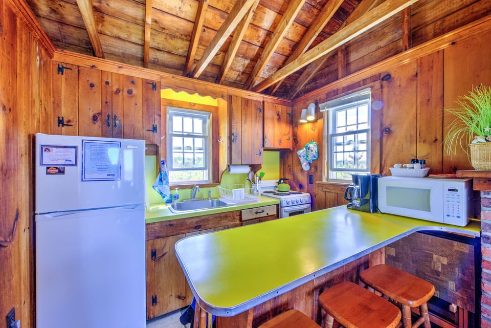 Kitchen with island seating - 4 Salt Marsh Road