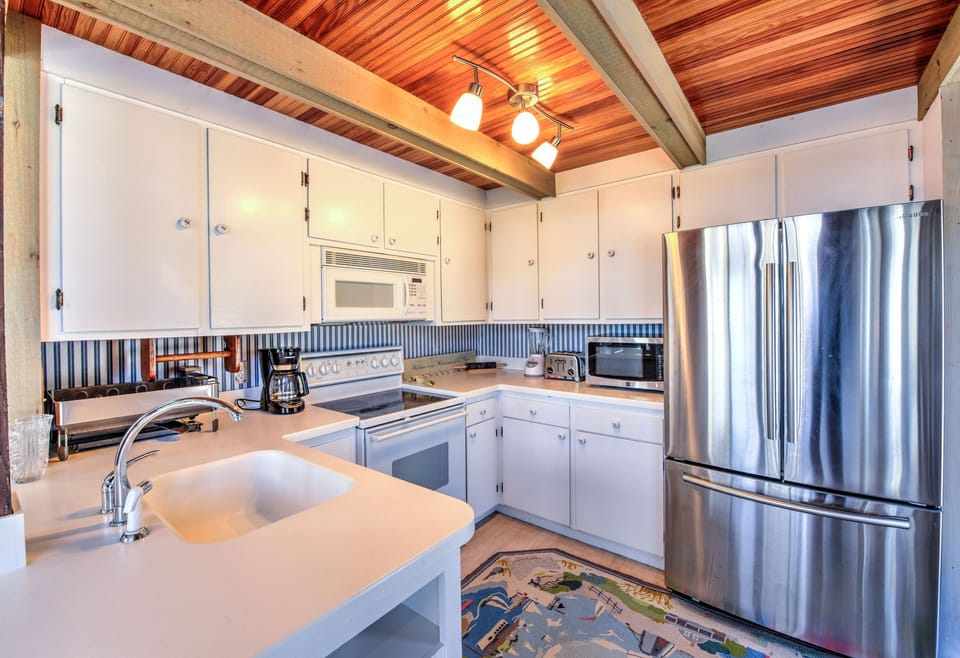 Fully equipped kitchen.