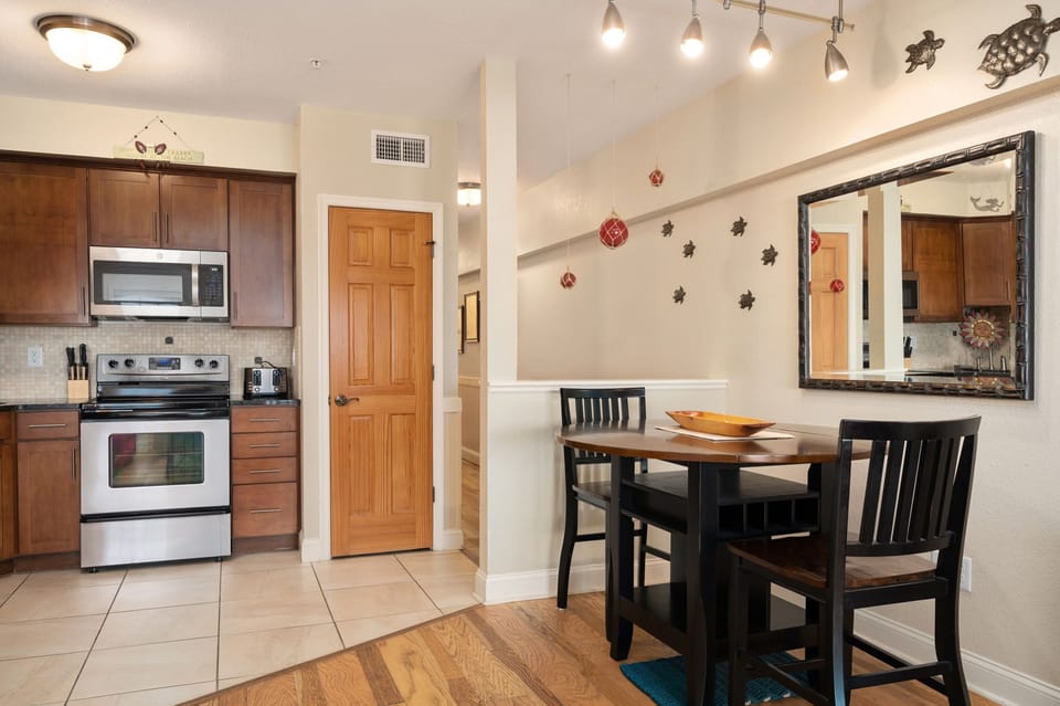 FF215: First Flight Retreat 215 | Dining & Kitchen Area
