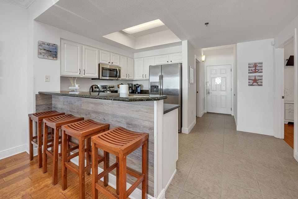 Breakfast bar to kitchen and entry