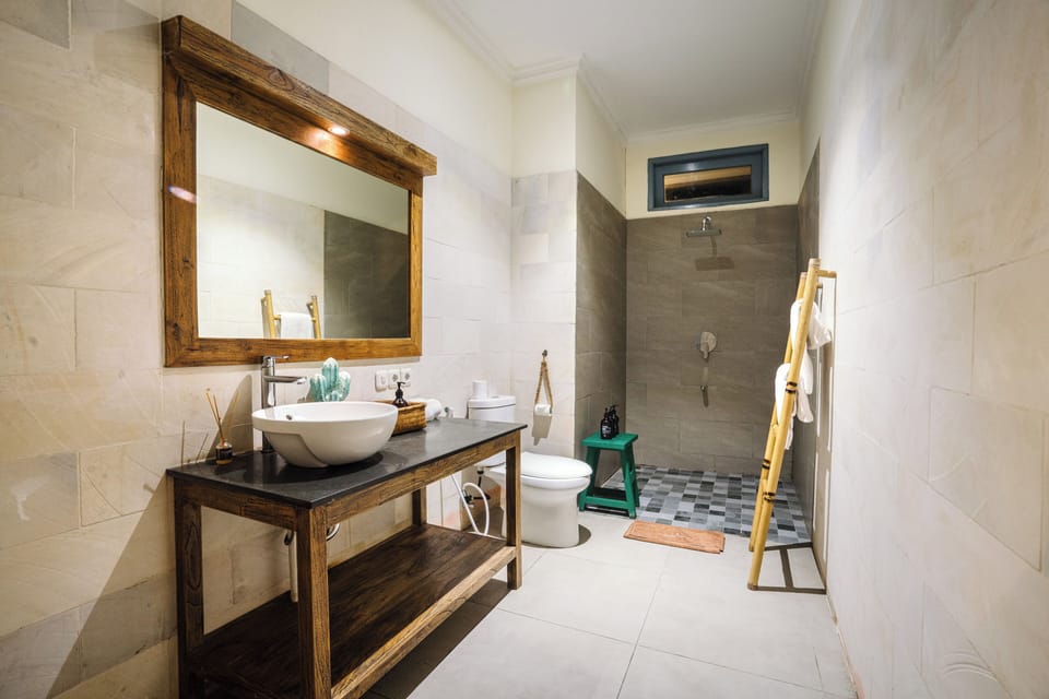Shower, eco-friendly toiletries, hair dryer (on request), towels