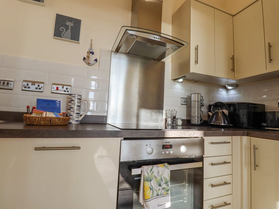 Cottage | Private kitchen | Fridge, dishwasher, electric kettle, toaster