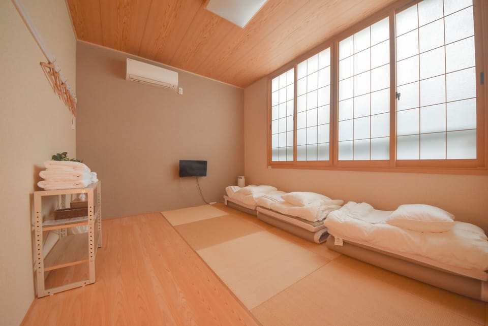 Basic Triple Room, Non Smoking, Mezzanine | Desk, WiFi (free), bed sheets