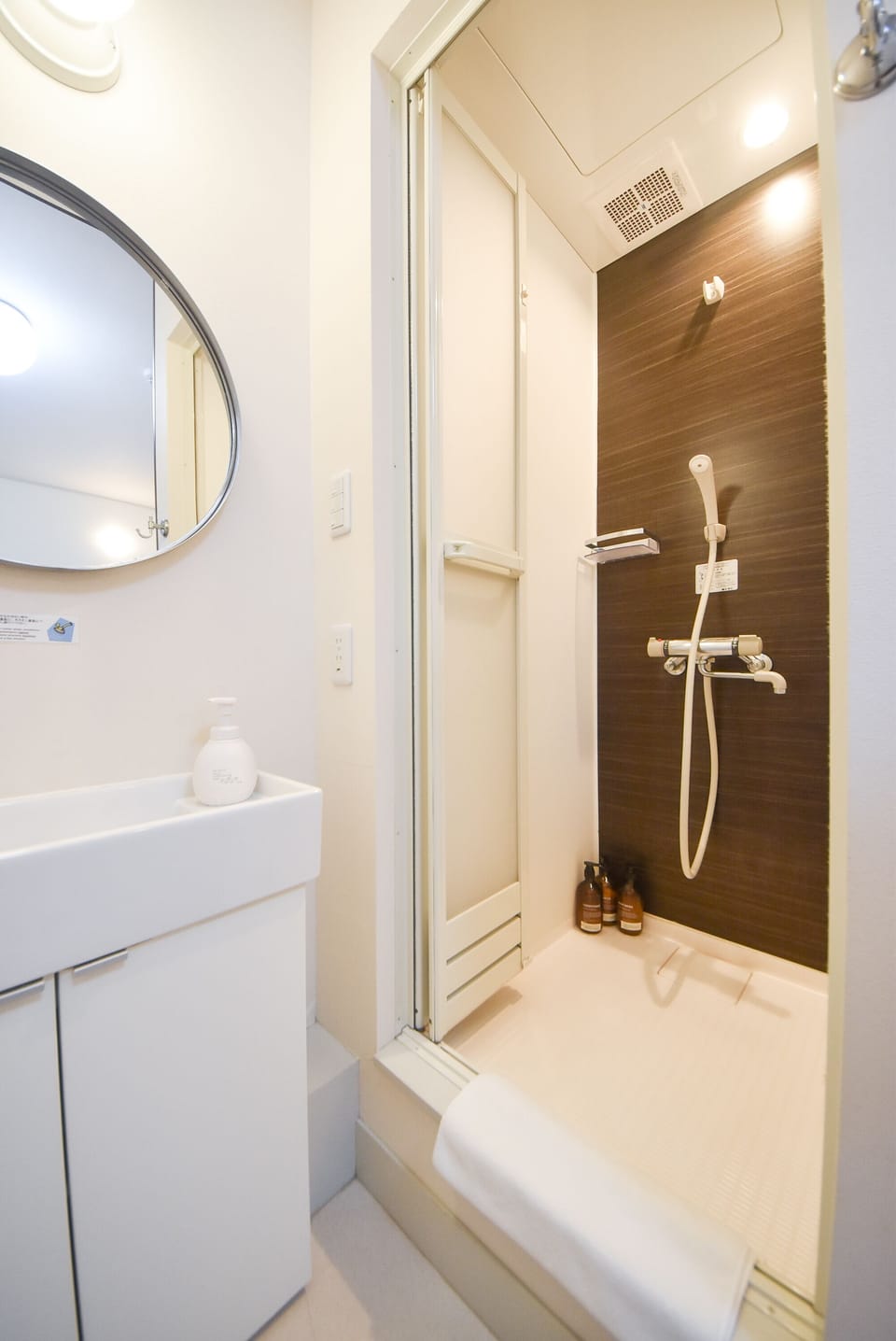 Basic Double Room, 1 Double Bed, Non Smoking, Mezzanine | Bathroom | Shower, hydromassage showerhead, free toiletries, hair dryer