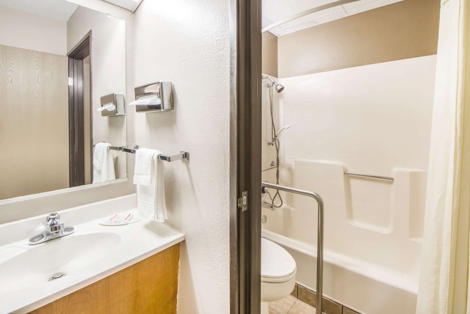 Separate tub and shower, towels