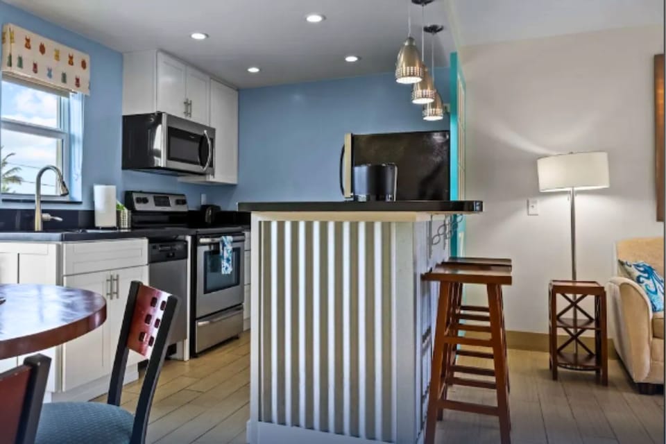 Apartment, 1 Bedroom | Private kitchen | Full-size fridge, microwave, oven, stovetop