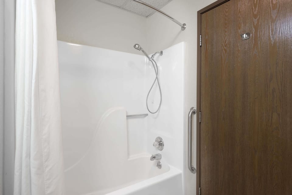 Room, 2 Double Beds | Bathroom | Combined shower/tub, free toiletries, towels