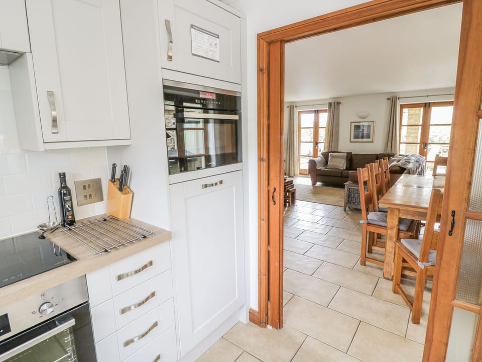 Fridge, dishwasher, cookware/dishes/utensils