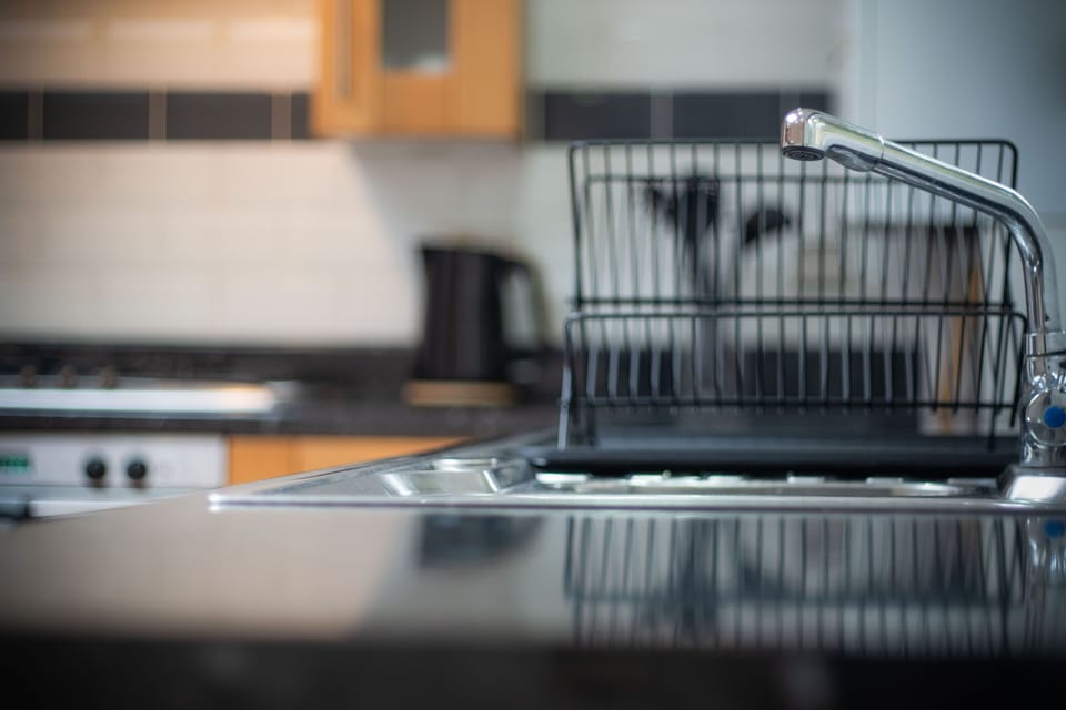 Full-size fridge, microwave, oven, stovetop