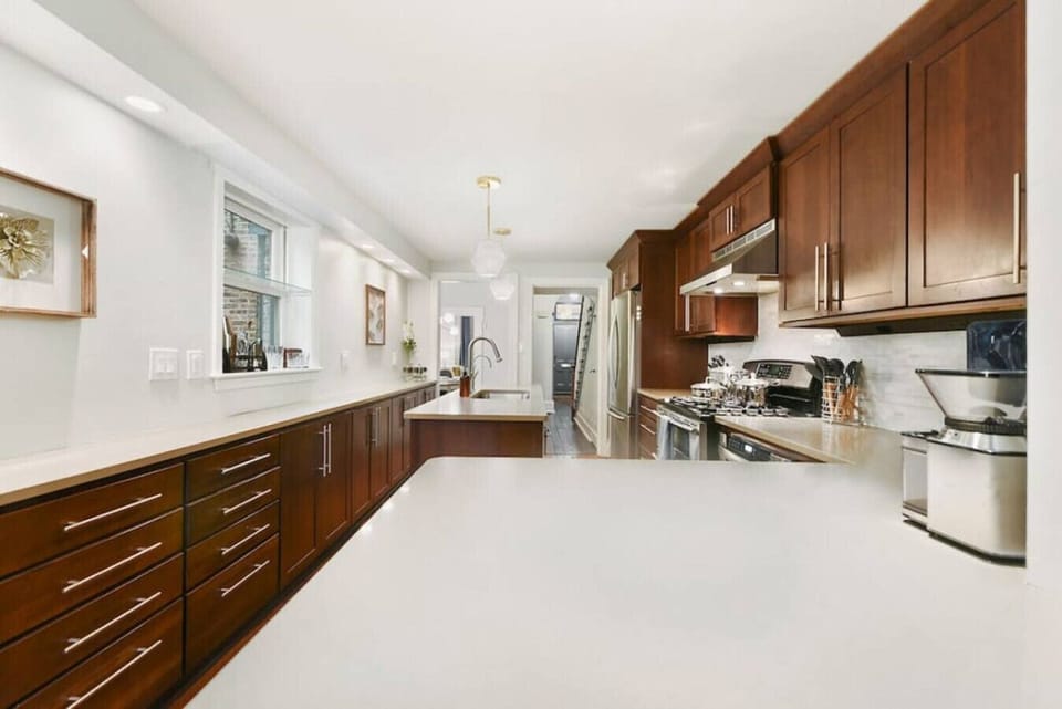 Fully equipped kitchen, ready for your gourmet creations.