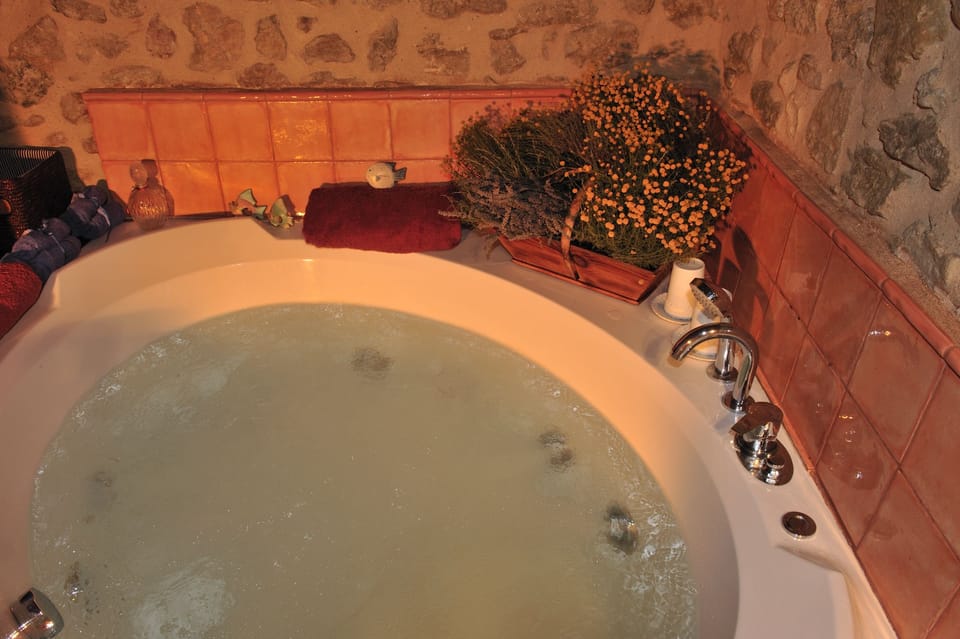 Suite (Doncella De Orleans) | Jetted tub