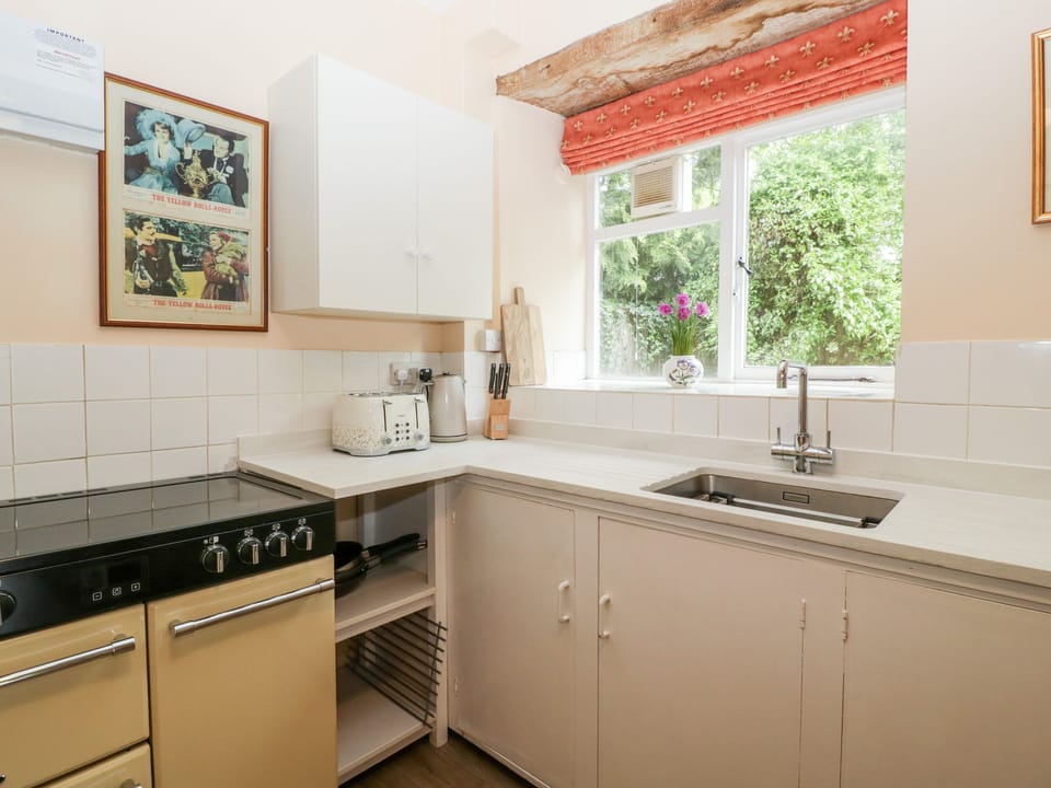 Cottage | Private kitchen | Fridge, electric kettle, toaster, cookware/dishes/utensils
