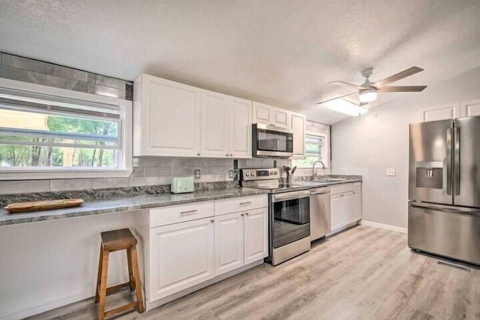 Full kitchen with appliances
