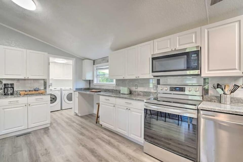 Full kitchen with appliances
