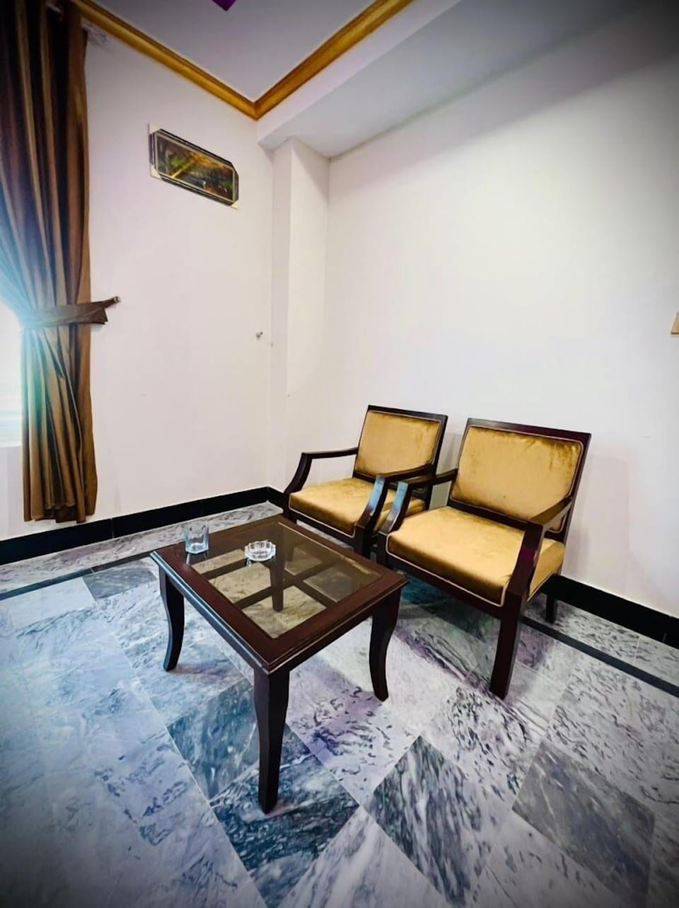 Desk, laptop workspace, WiFi (free), individually furnished