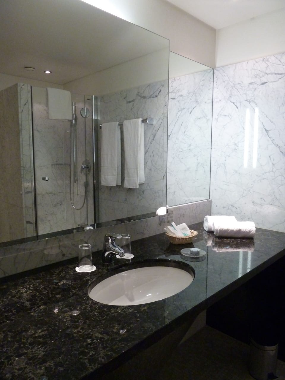 Business Double Room, Non Smoking | Bathroom | Eco-friendly toiletries, hair dryer, towels