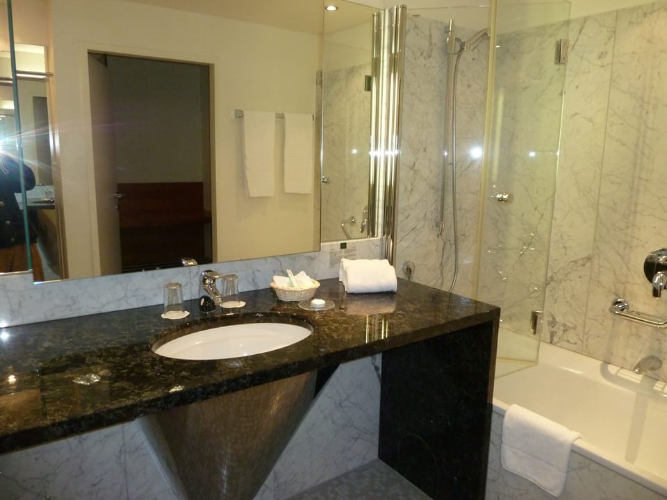 Business Double Room, Non Smoking | Bathroom | Eco-friendly toiletries, hair dryer, towels