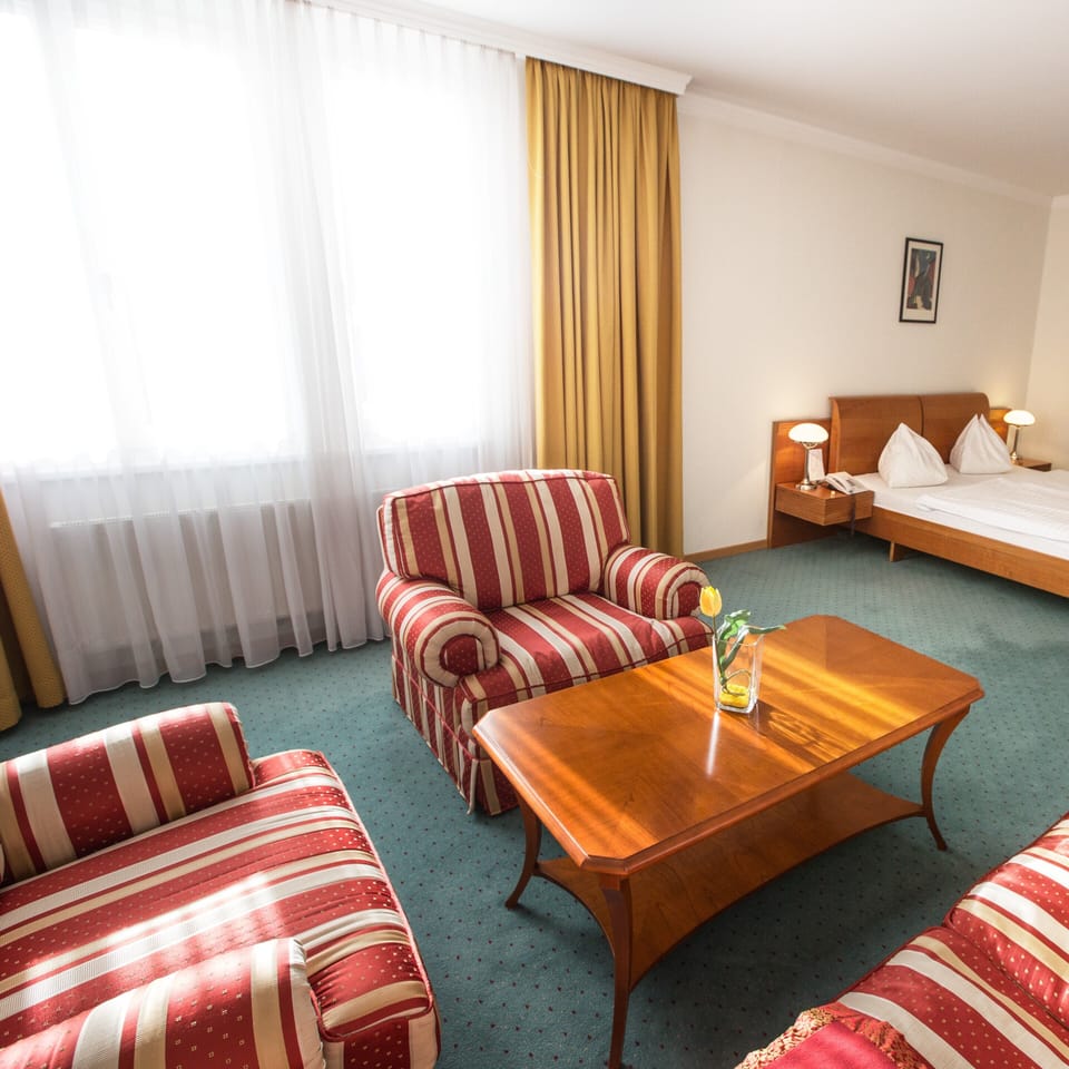 Classic Studio Suite | Minibar, desk, laptop workspace, soundproofing