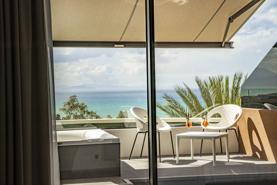 Double Room (Jacuzzi Deluxe) | In-room safe, desk, free WiFi, bed sheets