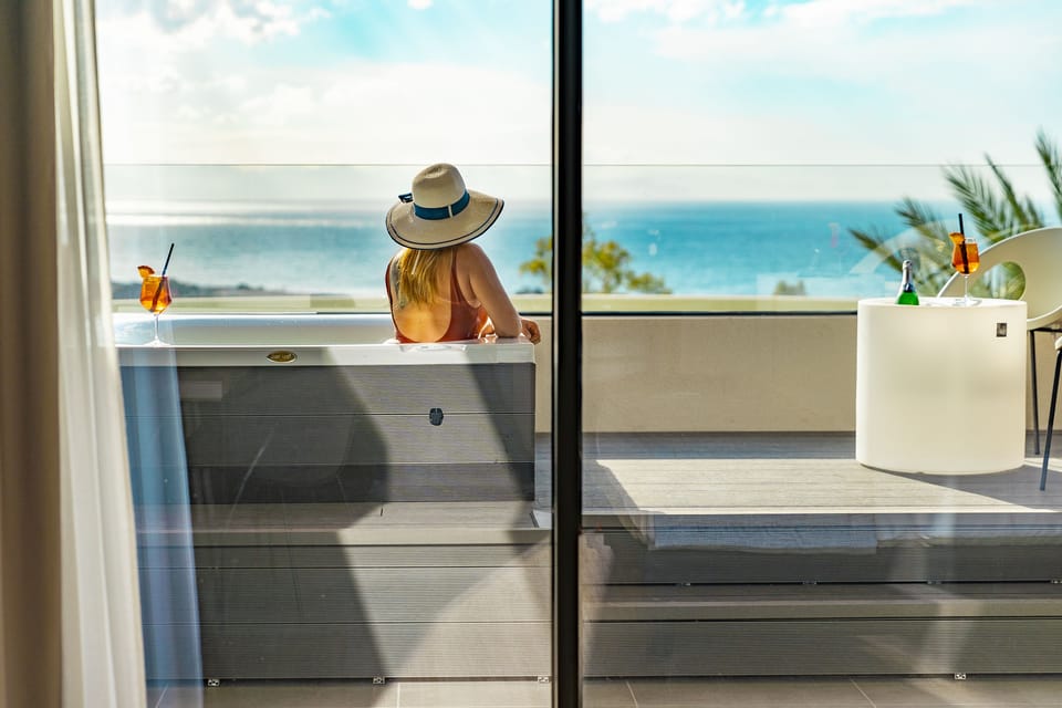 Double Room (Jacuzzi Deluxe) | In-room safe, desk, free WiFi, bed sheets