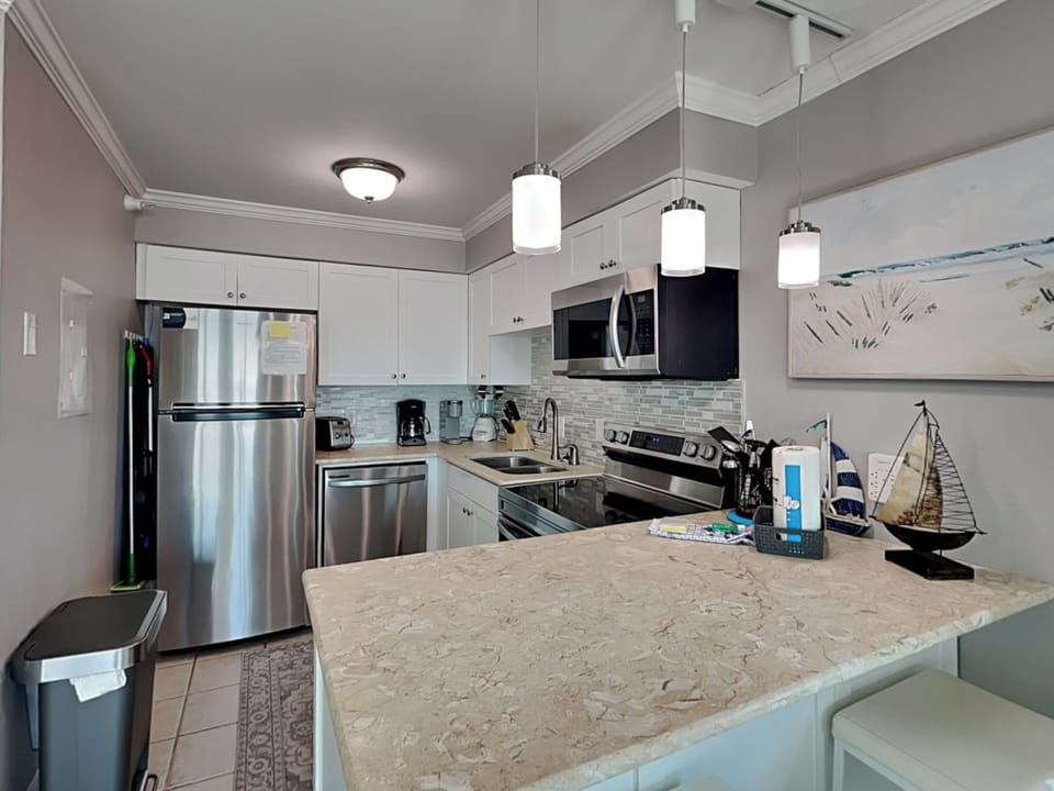 Fully Equipped Kitchen with Bar Seating for Two