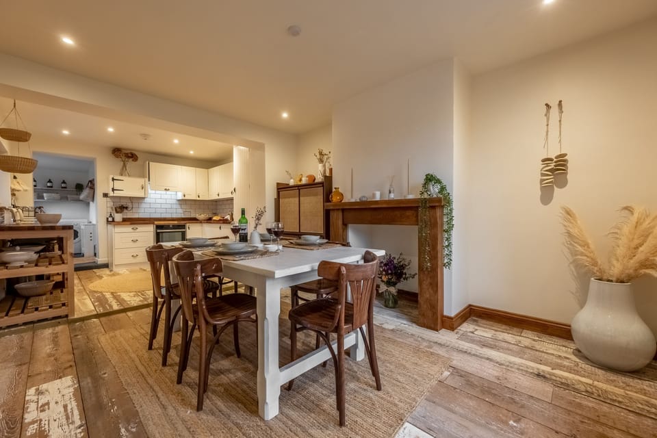 Ground floor: Spacious dining area
