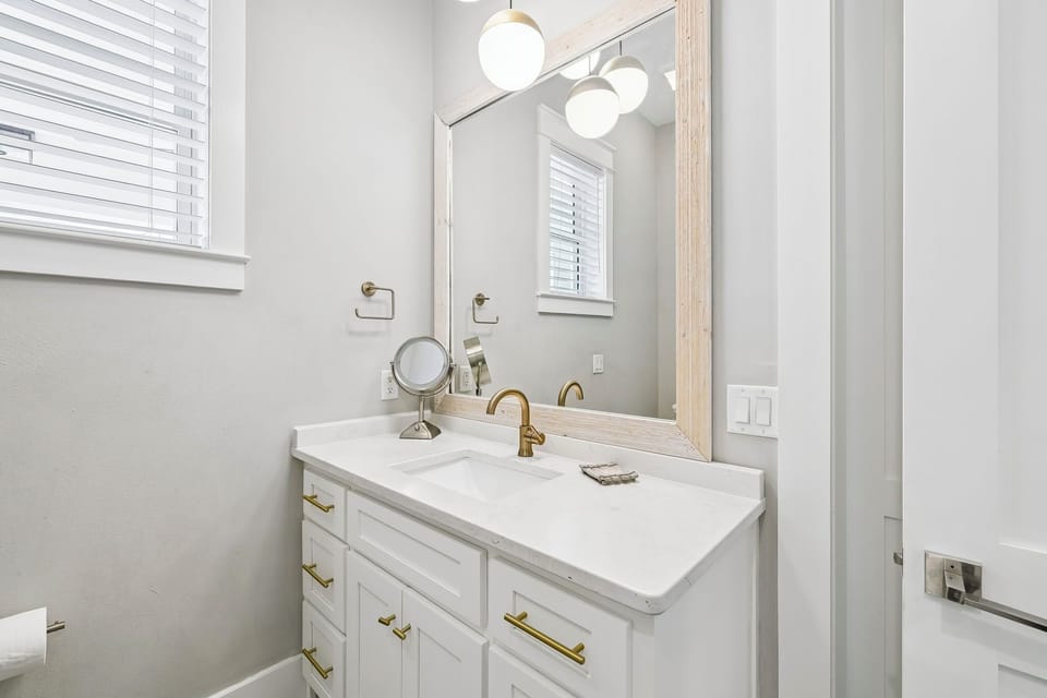 King Guest En-Suite - Single Vanity