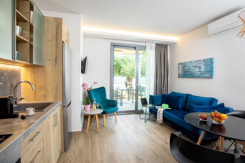 Deluxe Apartment | Laptop workspace, soundproofing, iron/ironing board, free WiFi