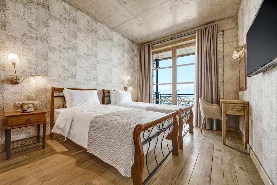 Superior Room | Hypo-allergenic bedding, minibar, in-room safe, blackout drapes