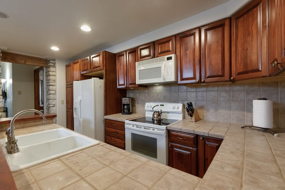 Fully stocked kitchen. Cuisinart Coffee,  Blender, Henkel Knives, crockpot.