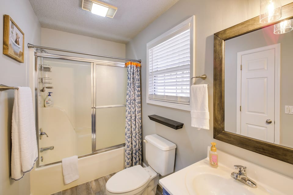 Full Bathroom | Complimentary Toiletries | Hair Dryer