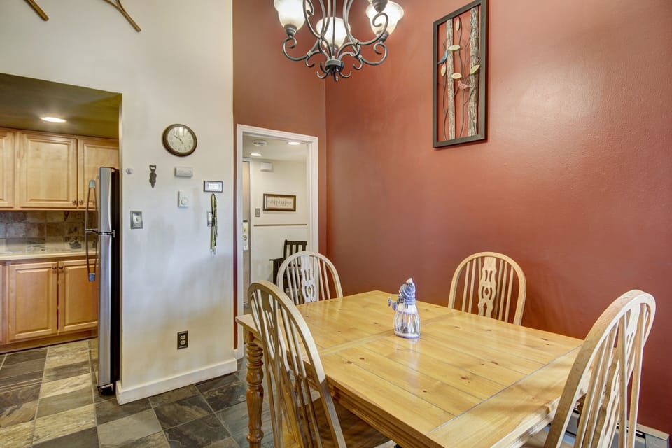 Condo, 2 Bedrooms | Dining