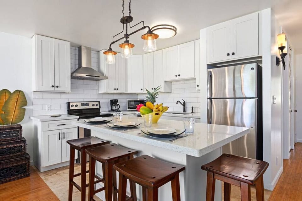 Airy kitchen & dining space ready for easy cooking & relaxed gatherings.