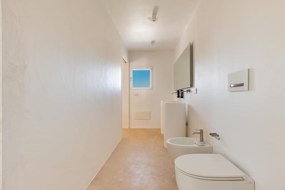 Luxury Studio Suite | Bathroom | Towels